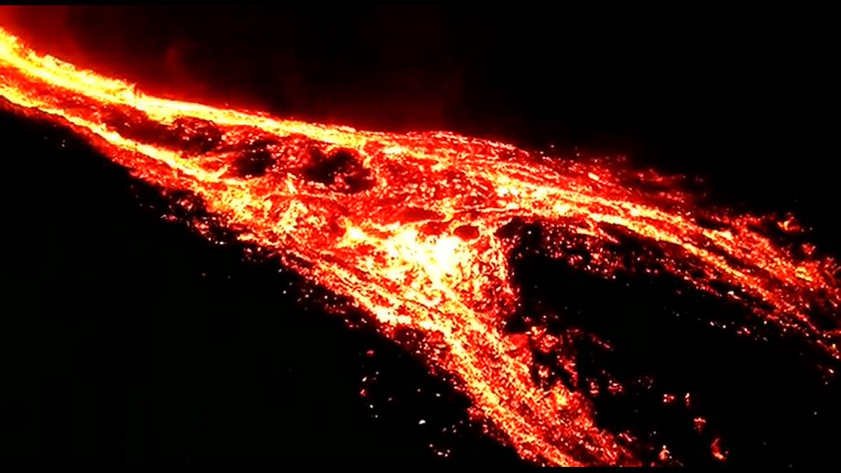 'Video thumbnail for Lavastrom in der Nacht vom 24. September - Vulkanausbruch La Palma 2021'