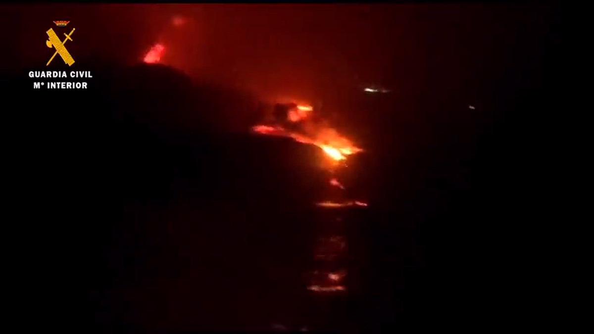 'Video thumbnail for Lava erreicht das Meer - Vulkan La Palma 2021'