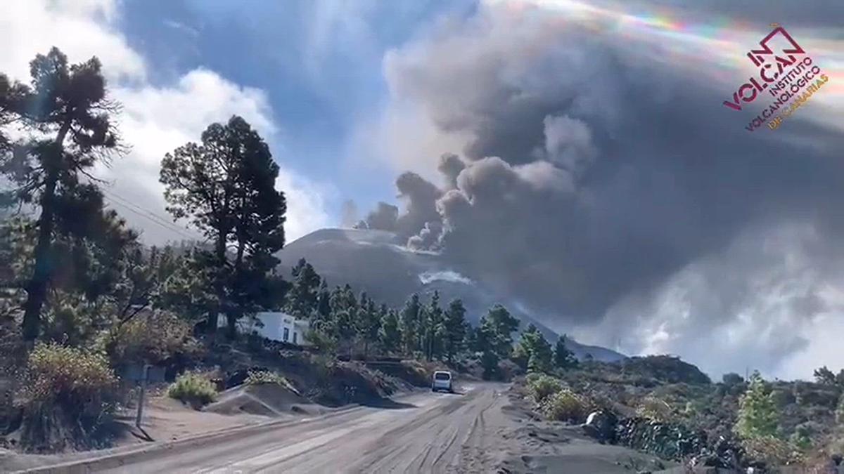 'Video thumbnail for Einsturz Vulkankegel - Vulkanausbruch La Palma 2021'