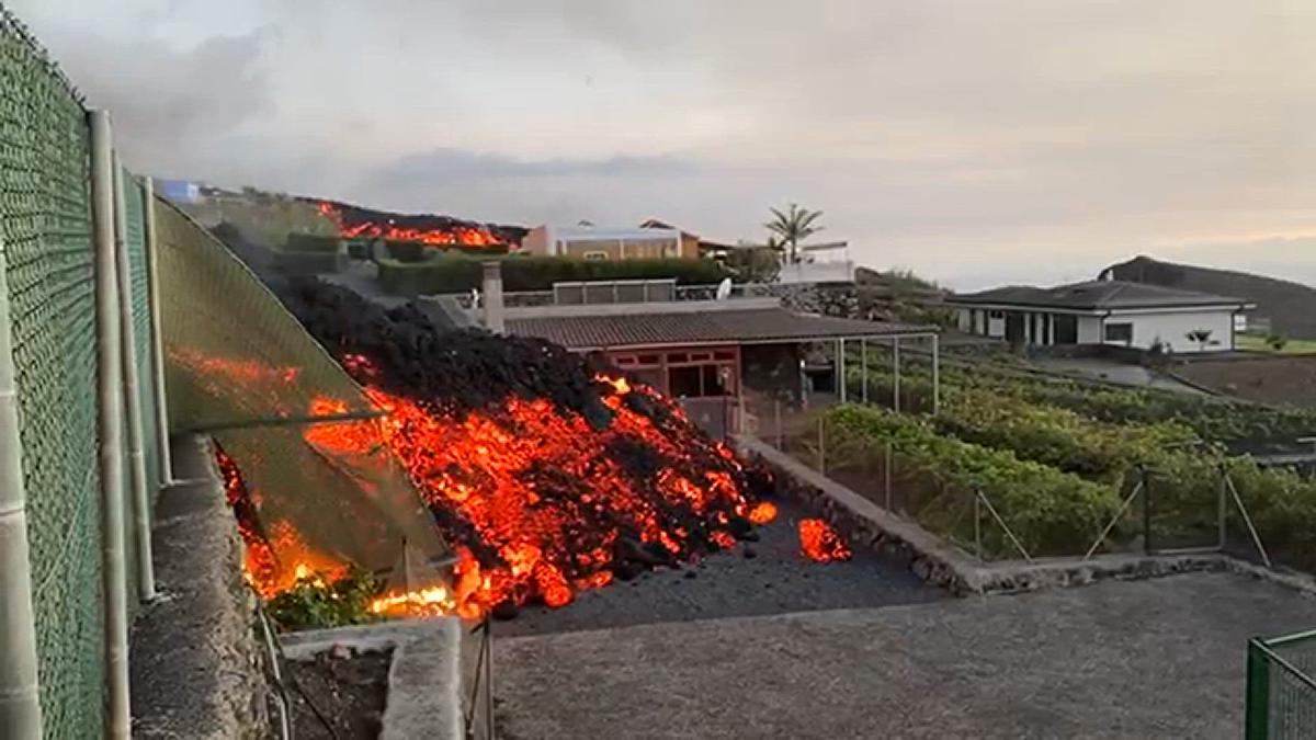 'Video thumbnail for Lava verschlingt Haus - Vulkanausbruch La Palma 2021'
