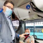 Verkehrsminister zahlt mit Bankkarte im Bus
