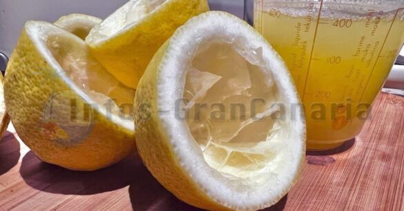 Zitronen halbieren und auspressen