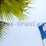 Blaue Flagge am Strand