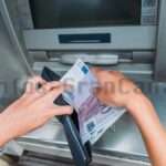 Geldautomat mit Bargeld
