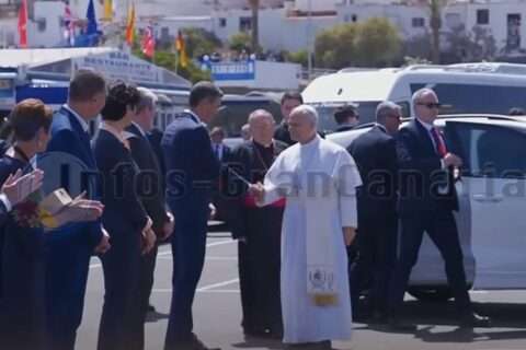 Sánchez begrüßt Papst in Arguineguin