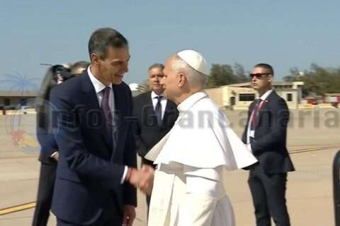 Sánchez begrüßt den Papst auf Gran Canaria